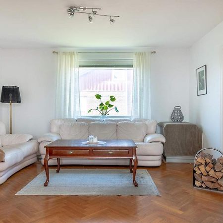 White & Bright Room In A Shared Apartment Гьотеборг Екстериор снимка