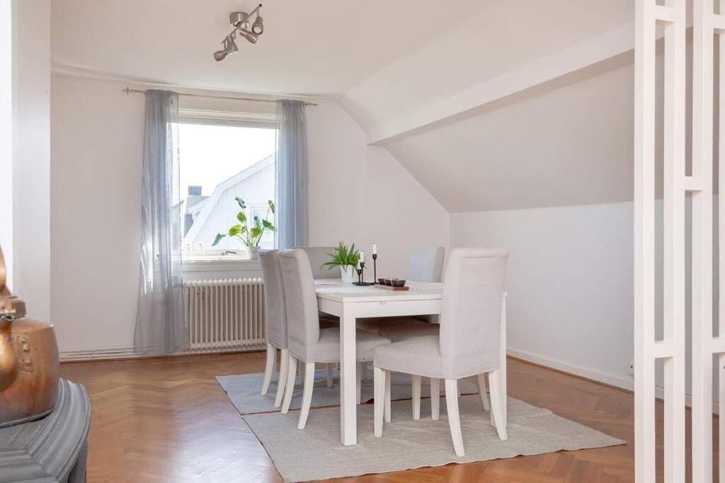 White & Bright Room In A Shared Apartment Гьотеборг Екстериор снимка