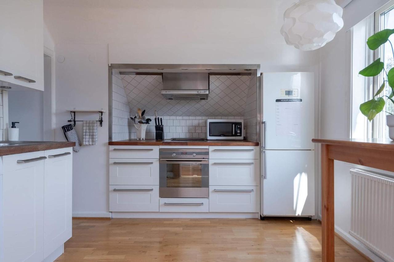 White & Bright Room In A Shared Apartment Гьотеборг Екстериор снимка