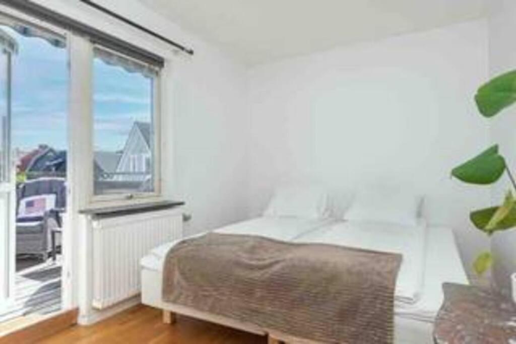 White & Bright Room In A Shared Apartment Гьотеборг Екстериор снимка