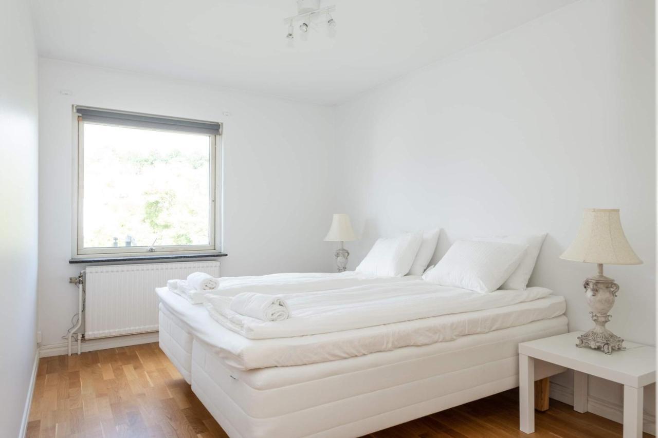 White & Bright Room In A Shared Apartment Гьотеборг Екстериор снимка