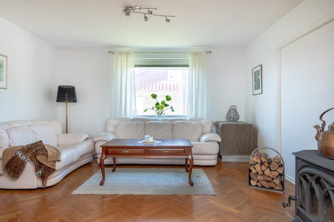 White & Bright Room In A Shared Apartment Гьотеборг Екстериор снимка